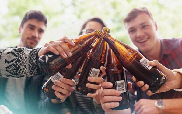 尿酸高的人不能喝啤酒，可以喝红酒？其实夏天3种饮品都不能喝