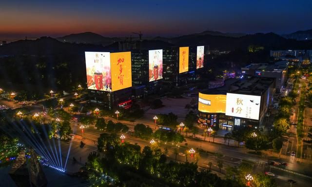 秋分至!加多宝全国地标联动,打造年轻广告新场景